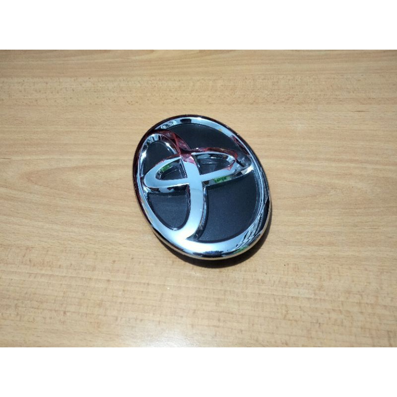 EMBLEM LOGO DEPAN GRILL TOYOTA AVANZA GRAND ORIGINAL