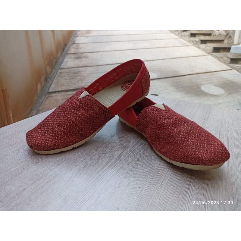 Sepatu Unisex Wakai Size 44