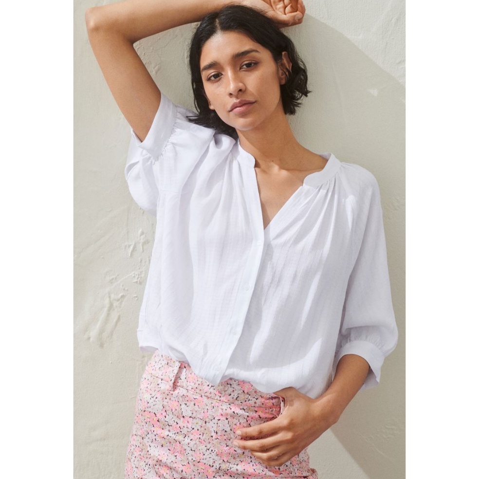 BOOMING. HM Blouse Putih V-neck Lengan 3/4 | Pattern-weave | V-Neck Blouse [HM-3861]