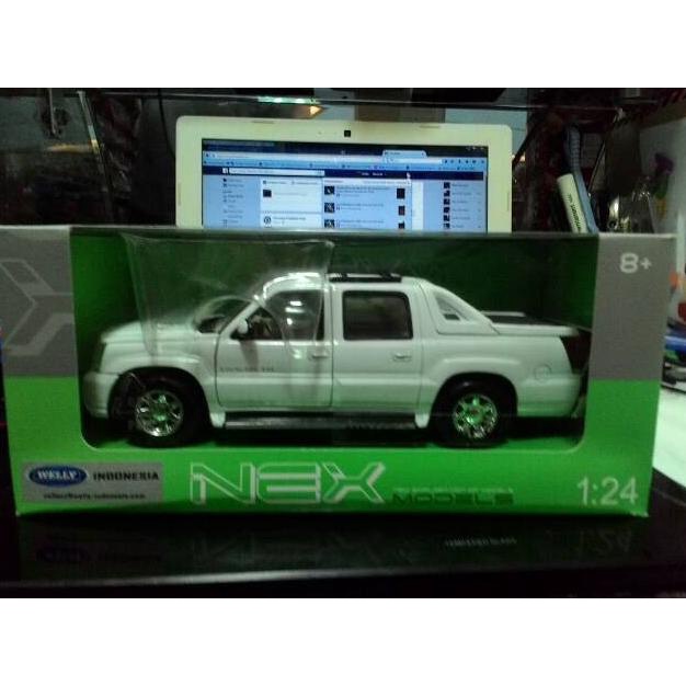 Welly Nex Cadillac Escalade EXT 2002 Putih Skala 1:24