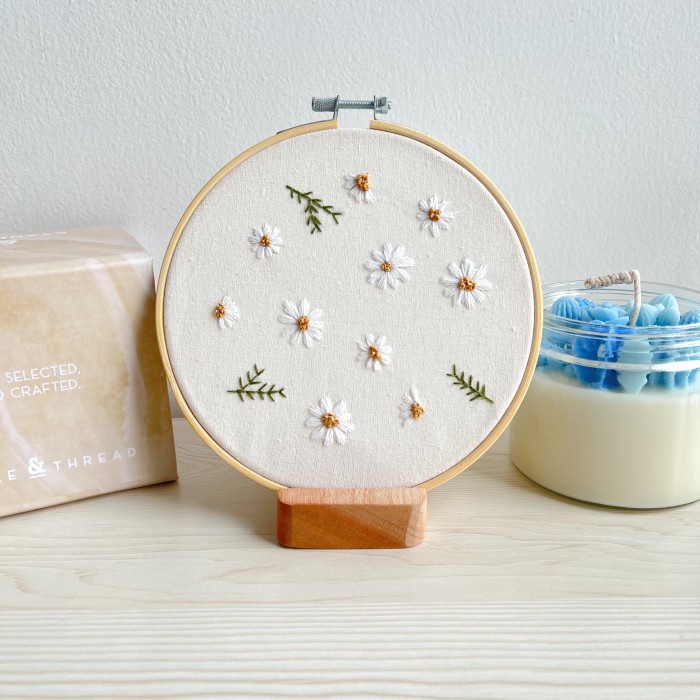 

DAISY PATTERN EMBROIDERY KIT - SUMMER DAIZE