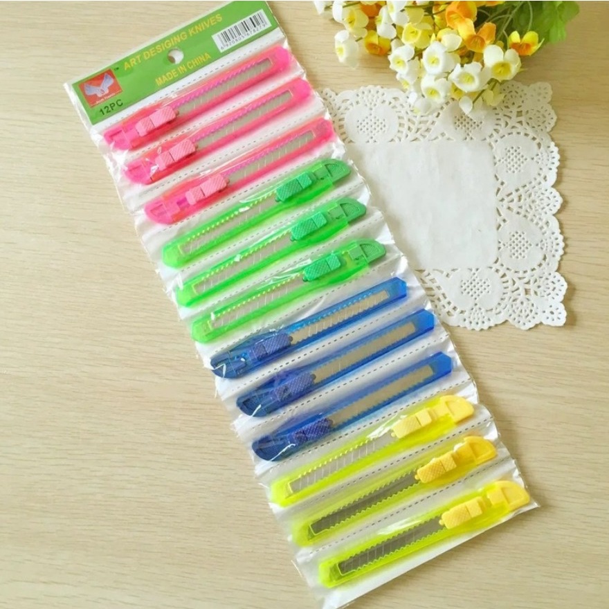 

[1RTG / 12PCS] Cutter Transparan KECIL atau BESAR warna-warni Transparant 1 Renteng isi 12 Pcs /