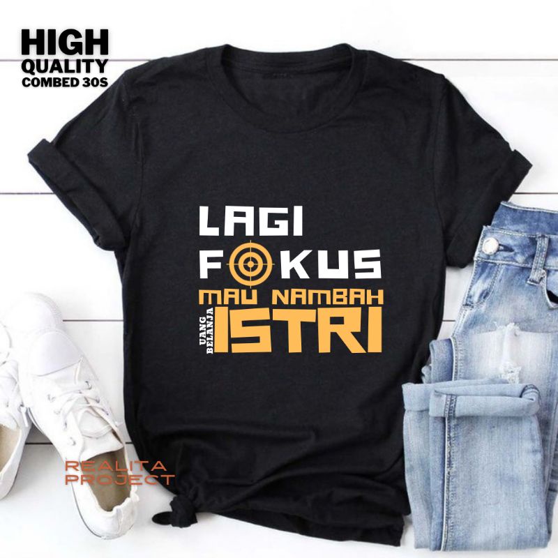 Kaos kata lucu plesetan lagi fokus nambah istri combed 30s big size xxl xxxl jumbo