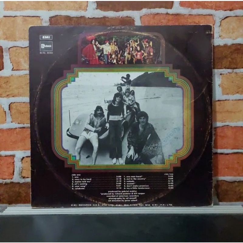 Vinyl Piringan Hitam 12 inch Golden Bisquits - Three Dog Night