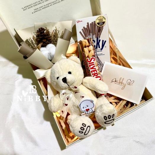 Hampers Sosweet Cokelat Silverqueen 62Gr Buket Bunga Dried Flower Bucket Boneka Doll Kado Ultah Hadiah Valentine Pernikahan Gift Paket Wisuda Ulang Tahun Tunangan Kelahiran Hampers Premium Murah Unik Estetik Aesthetic Sahabat Pacar Istri Bayi Anak Box