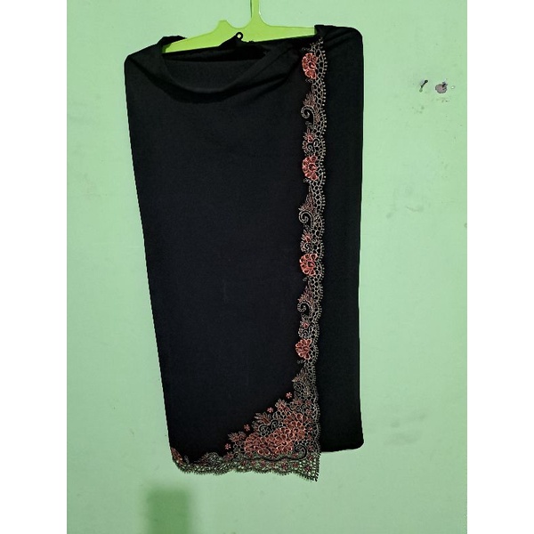 Lyne Halim Rok Bordir