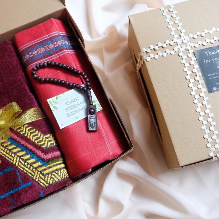 Sajadah sarung kado / hampers cowok muslim / hampers lebaran