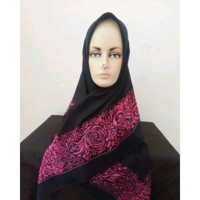 Segi Empat Hitam Zoya Preloved