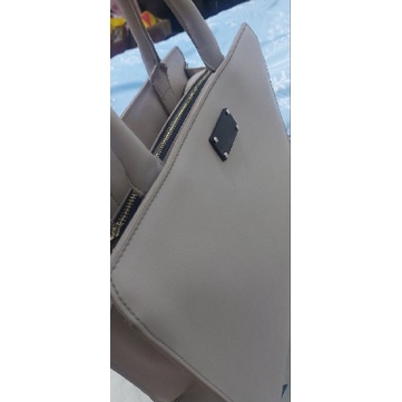 Tas tenteng wanita preloved warna khaky. Brand Pauls Boutique London.