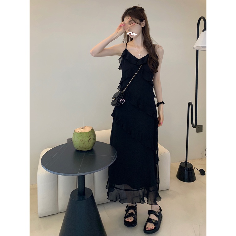 Red Ruffled black suspender dress wanita musim panas baru French high-end sense of thin seaside holiday long skirt skirt