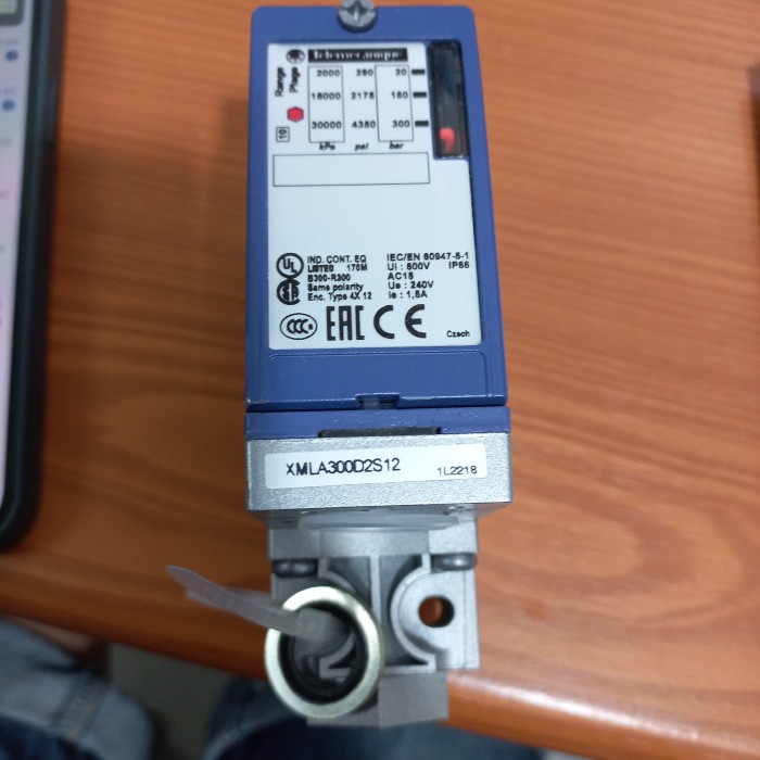 KJST pressure switch XMLA300D2S12 telemecanique