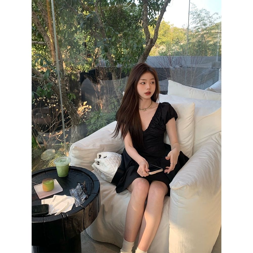 Red Gaun Putih Wanita V-Leher Gaun Putri 2023 Musim Panas Baru Desain Gadis Panas Teh Istirahat Rok Gaya Balet Rok