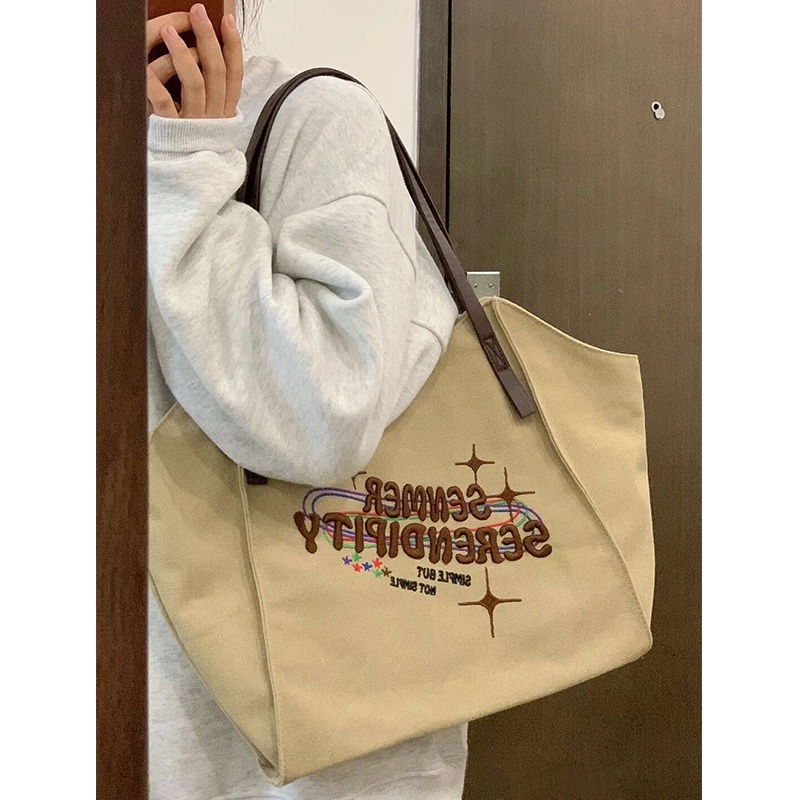 Red Tas kanvas berkapasitas besar wanita 2023 baru high-end niche tas bahu kelas komuter tas jinjing portabel