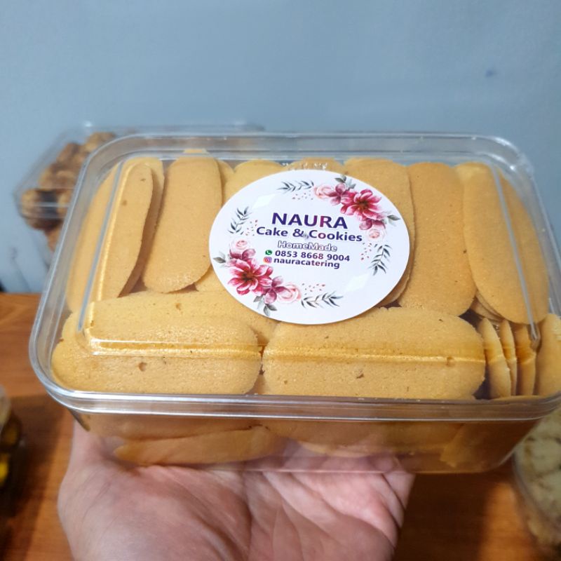 

lidah kucing kemasan kotak by Naura cake & cookies