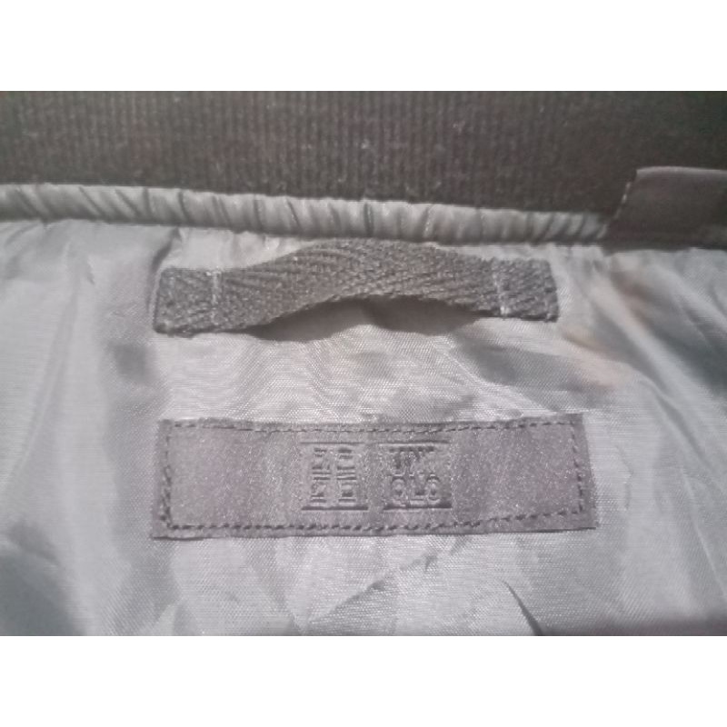 bomber UNIQLO hitam