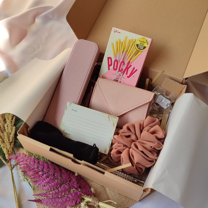

PAKET HAMPERS KADO CEWEK ULANG TAHUN / WISUDA / LEBARAN / WEDING GIFT BOX MURAH