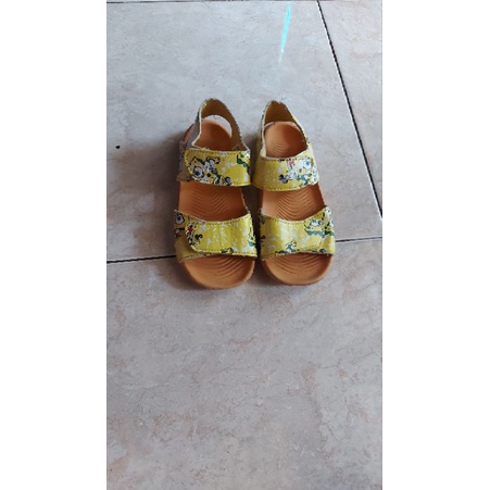 preloved adidas altaswim Spongebob