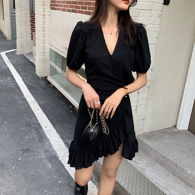 Red Gaun ukuran plus 200 kati menunjukkan saudara perempuan kurus dan gemuk menutupi perut dan mengurangi usia wanita musim panas 2021 platycodon baru V-neck gaun hitam kecil