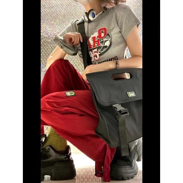 Red Manis dan pedas atasan pendek kerumunan kecil bahu lengan pendek t-shirt wanita 2023 musim panas baru retro jalan pelangsing