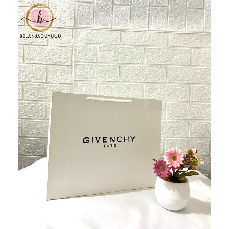 

7.7 Paper Bag Givenchy Pembungkus Kado