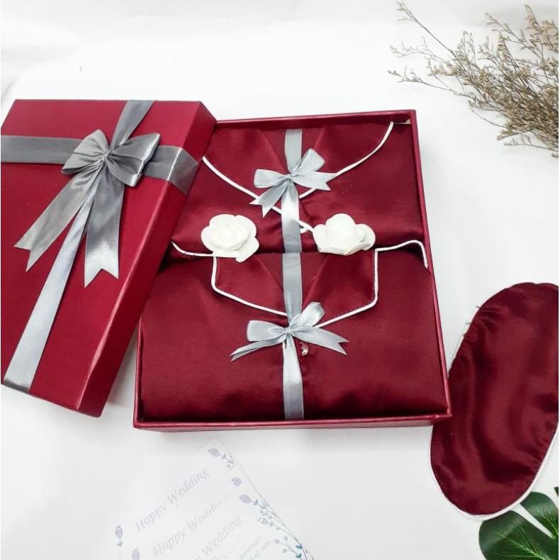 

Diskon Kado Pernikahan Exclusive Piyama Couple Premium / Gift Box / Hampers Pernikahan / Seserahan