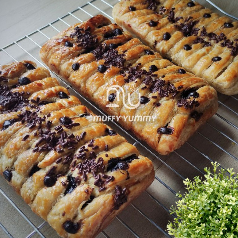 

Model baru Banana Strudel Chocban Choco Banana Strudel Chococheese Bolen Pisang Coklat Keju Pastry NAZ