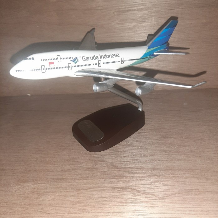 Niatur Pesawat Garuda Indonesia Boeing 747 400 1:400