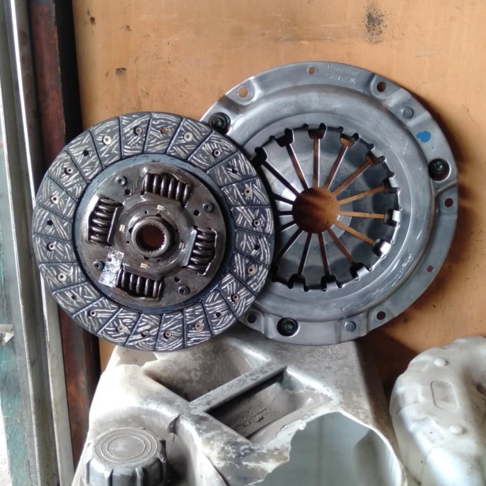 {Bekas} Kampas kopling Set Matahari Isuzu PANTHER 2.5cc / TOURING Limited