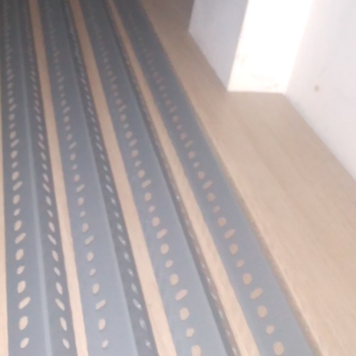 Besi Siku lubang panjang 2 meter