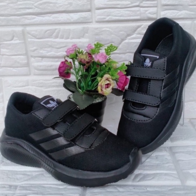 Tren Terbaru SEPATU SEKOLAH  SEPATU ADIDAS HITAM POLOS REKAT SEPATU ANAK SNAEKERS CASUAL RUNNING SPO