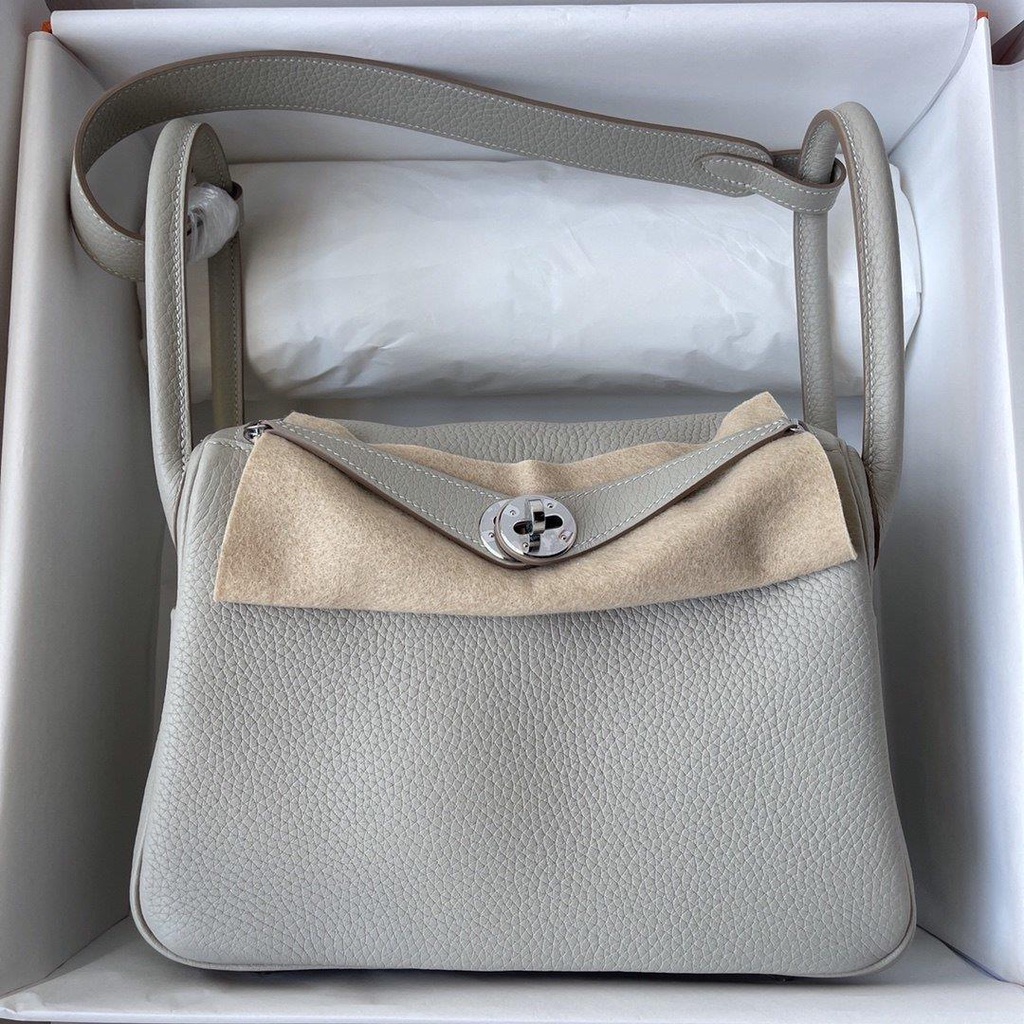 Herme_ Lindy 26 top-handle handmade handbag holiday traveling tote with protective feet