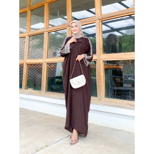 Kaftan Lebaran Kain Crinkle AirFlow Kerah Oblong Aksen Renda Melia