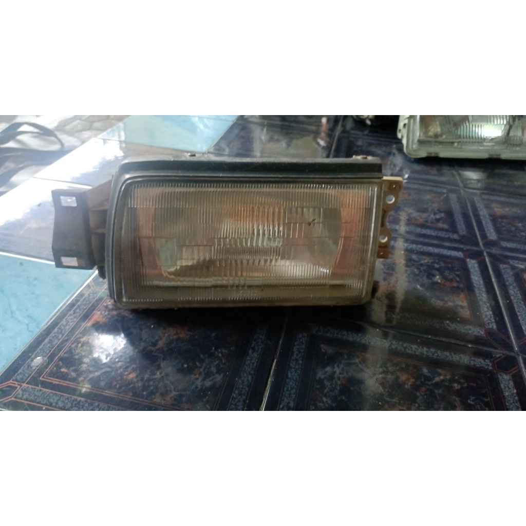 LAMPU DEPAN kiri MAZDA 323 1986