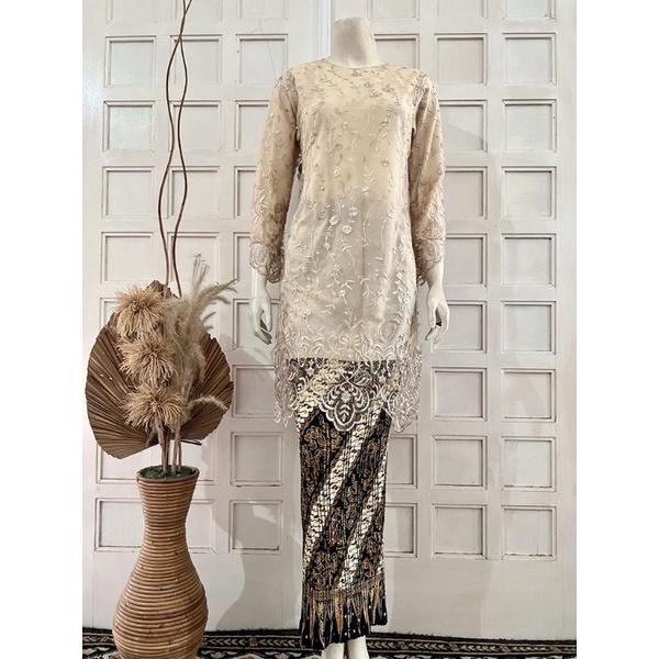 SETELAN KEBAYA TUNIK TILE/KEBAYA SERAGAMAN PESTA/KEBAYA WISUDA/KEBAYA MODERN/KEBAYA MEWAH/KEBAYA KE KINIAN/KEBAYA MODERN/KEBAYA MURAH/KEBAYA CANTIK/KEBAYA SERAGAM KONDANGAN/KEBAYA SERAGAM LAMARAN/KEBAYA TUA DAN MUDA/KEBAYA SERAGAM PENGAJIAN