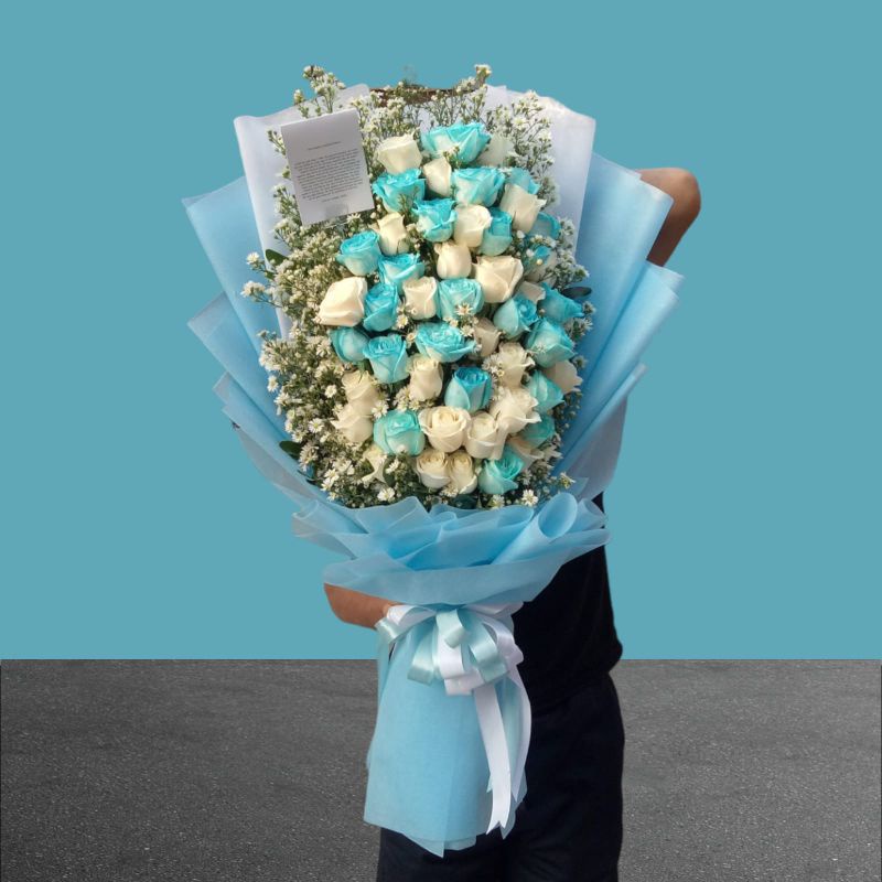 Hand buket bunga mawar asli biru dan putih