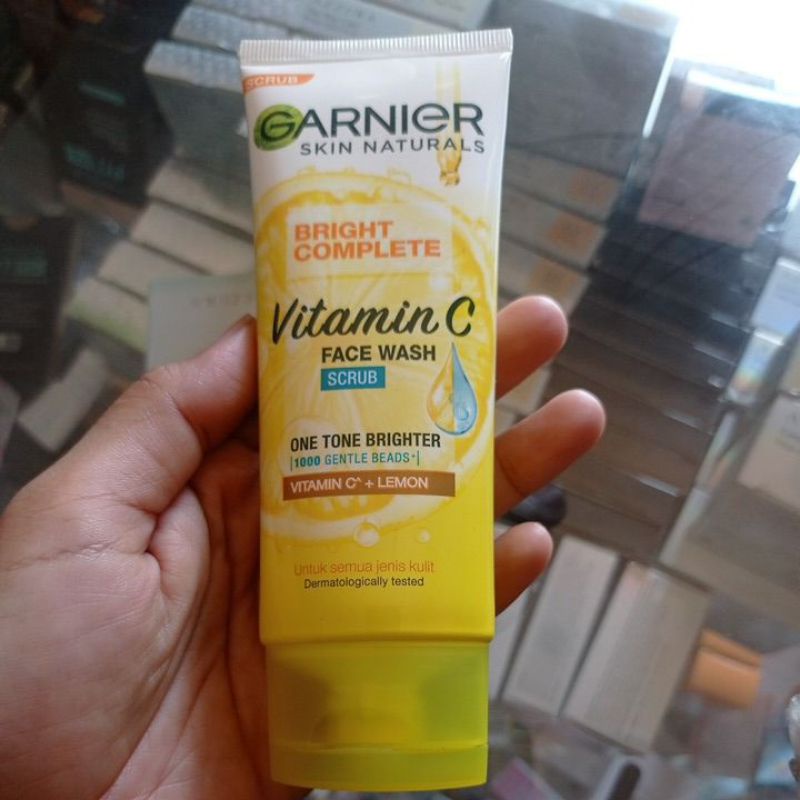 Garnier Bright Complete Vitamin C face wash Scrub 100ml