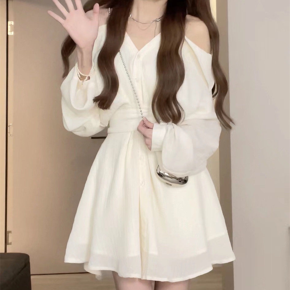 Red White Moonlight First Love Dress 2023 Baru Musim Semi dan Musim Panas Angin Lembut Menggantung Leher Tanpa Tali Pinggang Slim Gaun Peri Pendek