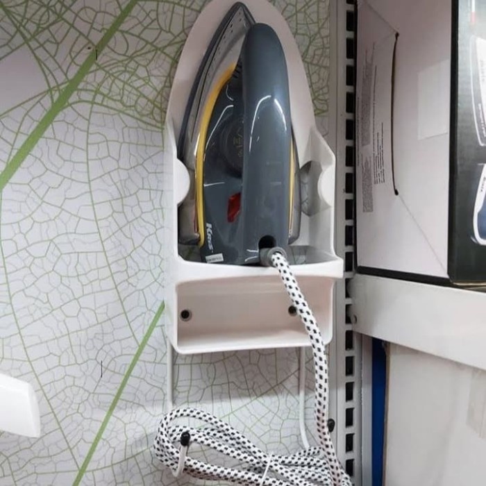 Mehak Gantungan Setrika Dan Meja Setrika Di Dinding