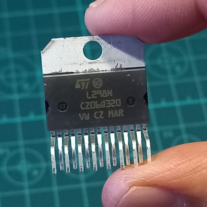 IC L298N Driver Motor (2A Maximum) Kontrol 2 Motor Sekalus