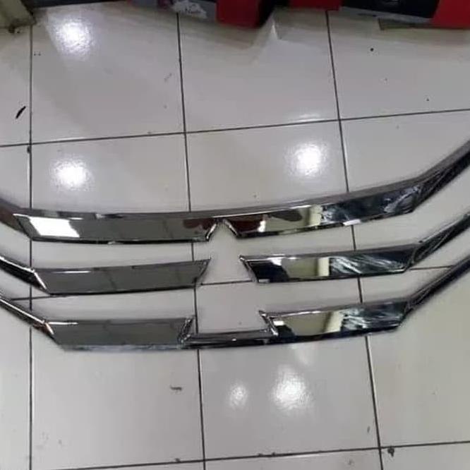 List Grill Depan Xpander Chrome
