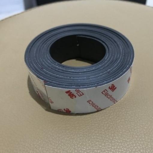 Magnet Strip flexible 25x1,5mm dengan lem doubletape 3M (1meter) 100cm