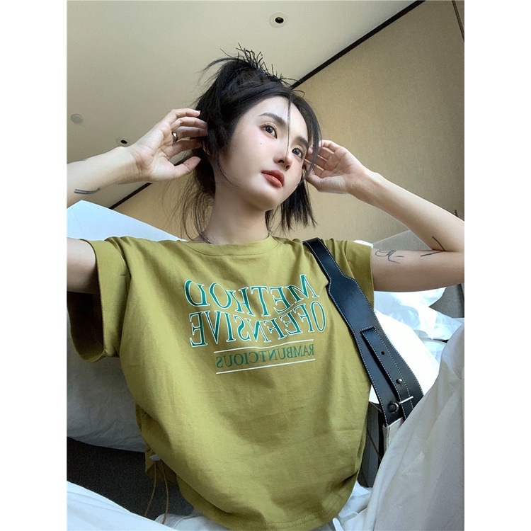 Red kaos Cetak Huruf Leher Bulat Abu-abu Lengan Pendek T-shirt Wanita Musim Panas 2023 Desain Baru Rasa Longgar Pendek Serut Top