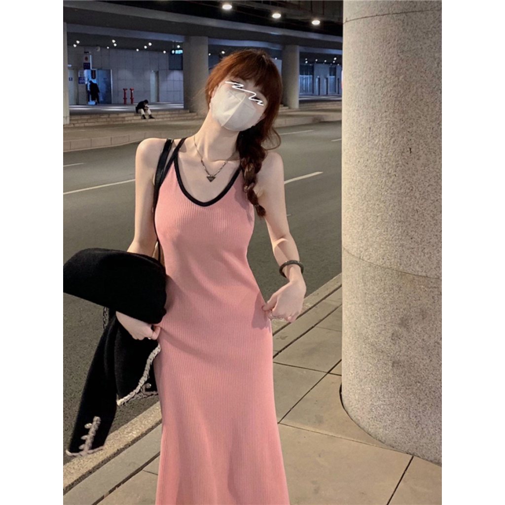 Red Keinginan Murni Angin Suspender Gaun Wanita Musim Panas 2023 Baru Warna Kontras Backless Desain Rasa Slim Fit dan Tas Tipis pinggul Rok