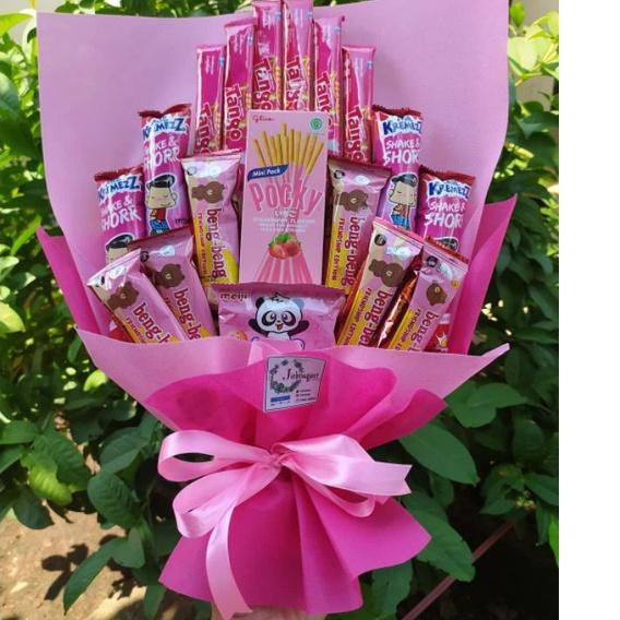 

Terbaru 12.12 (S) BUKET PINK BENGBENG CANTIK HADIAH ULTAH WISUDA SIDANG/paket/bingkisan Snack Ulang Tahun/Ultah/ Wisuda/Kado/Hadiah gas !!