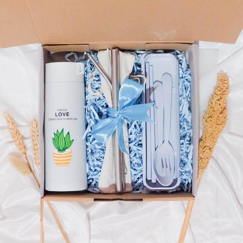 

TERBARU Hampers Gift Box Premium | Alat Makan Set | Souvenir | Botol Kaca | Gift Box | Kado Ulang Tahun Wisuda Pernikahan