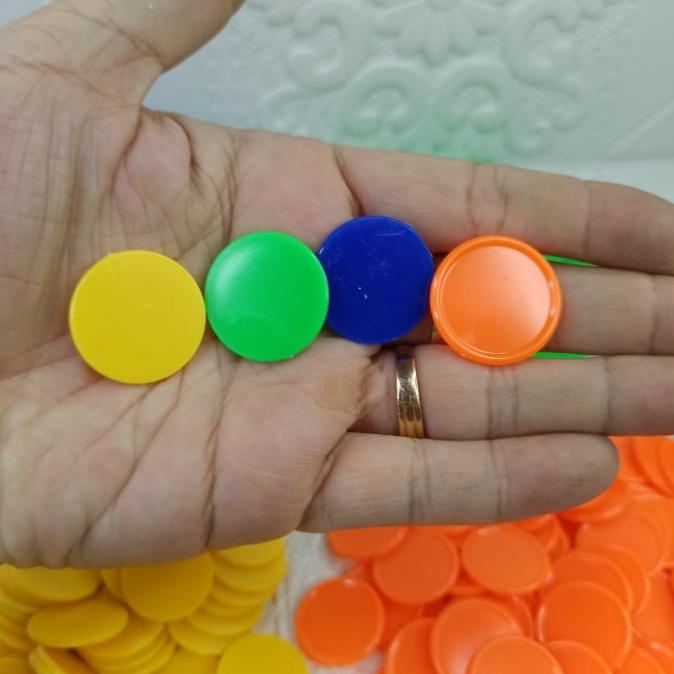 mainan plastik koin warna