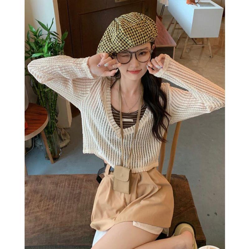 Red Spice Girl Hollow V-Leher Lengan Panjang Tabir Surya Blus Bergaris Menggantung Leher Suspender Wanita Musim Panas 2022 Baru Fashion Dua Potong set