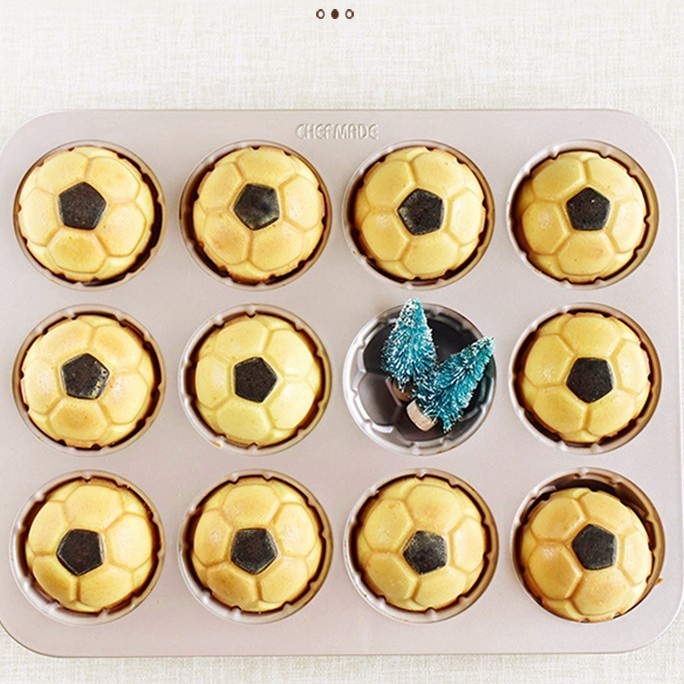 

Chefmade WK9837 - 12 Cup Non-Stick Soccer Cake Pan