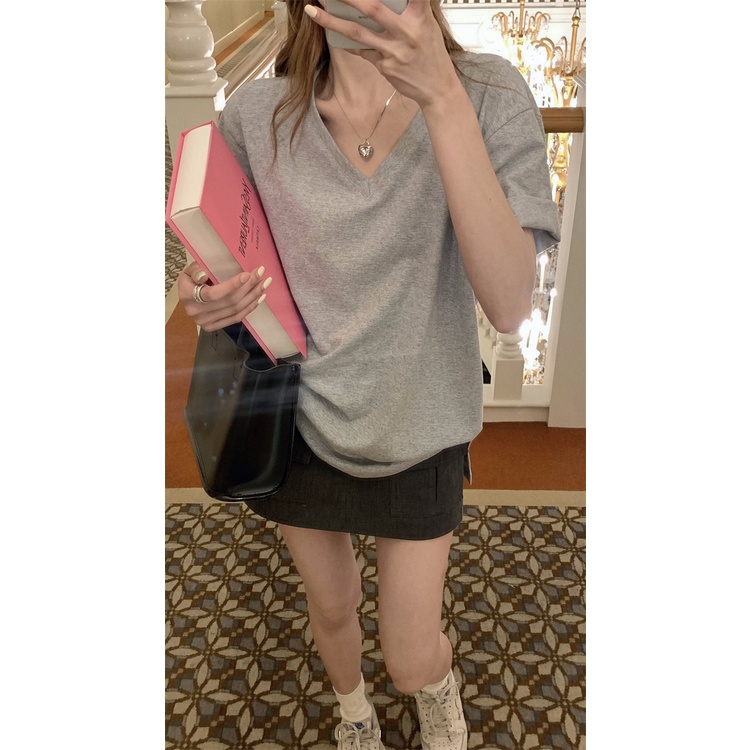 Red Design sense niche v-neck simple lengan pendek T-shirt wanita musim panas longgar 2023 baru slimming all-match atasan abu-abu