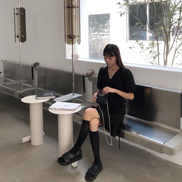 Red Gaun ukuran plus 200 kati menunjukkan saudara perempuan kurus dan gemuk menutupi perut dan mengurangi usia wanita musim panas 2021 platycodon baru V-neck gaun hitam kecil